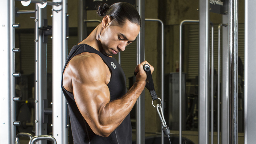 نحوه استفاده از دستگاه Curl Bicep برای آموزش بازوی مؤثر